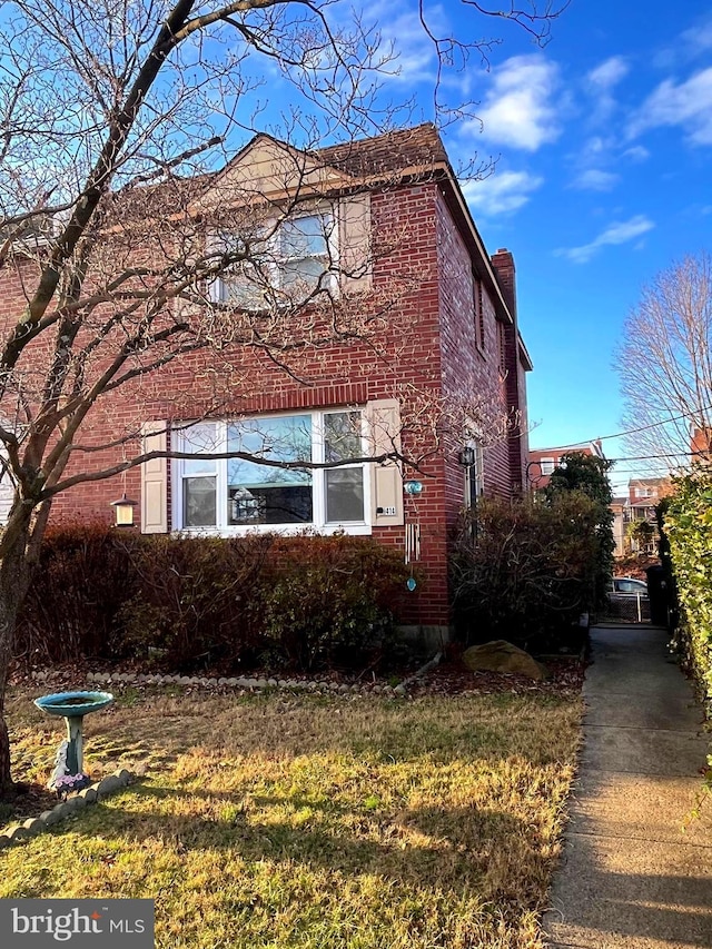 view of side of property featuring a yard