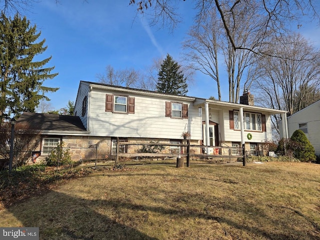 split foyer home featuring a front yard