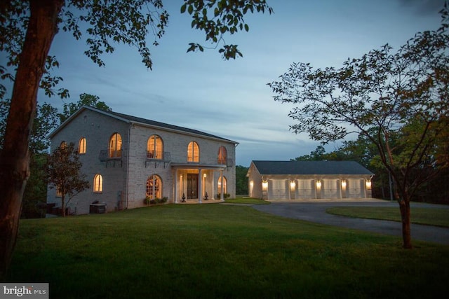 view of front facade with a lawn