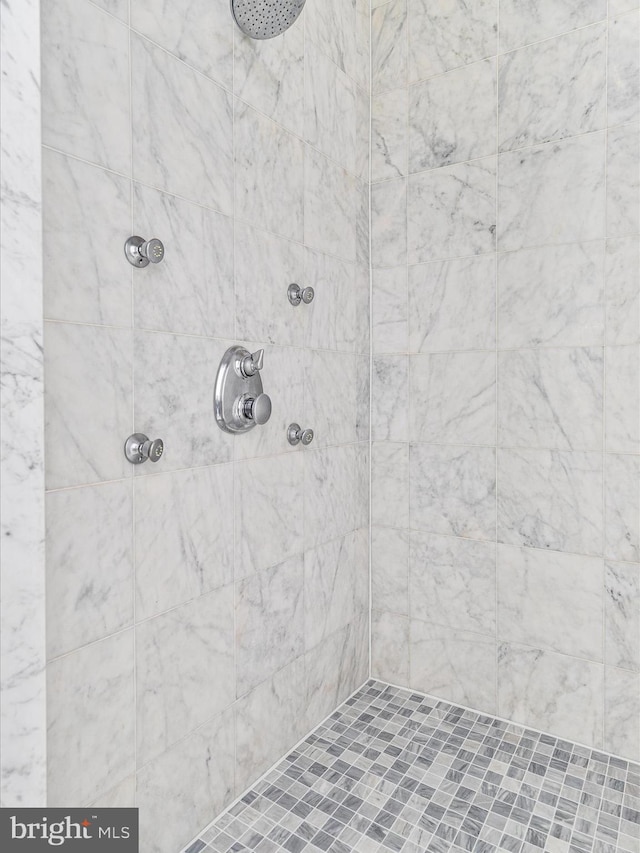 bathroom featuring a tile shower