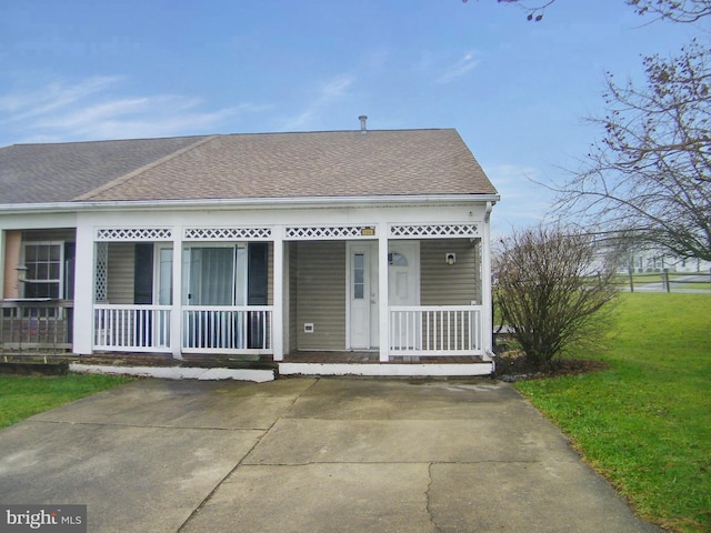 view of front facade featuring a front lawn and a porch