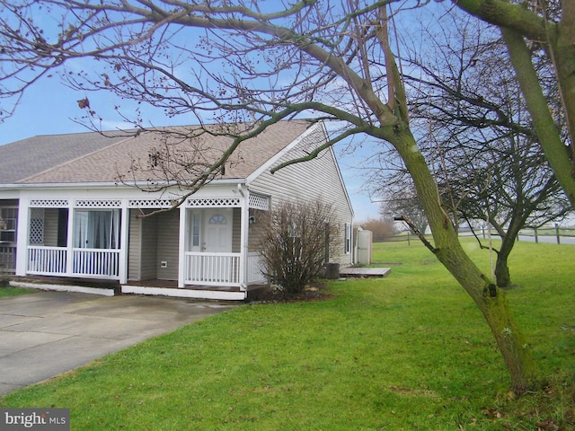 view of front of property with a front lawn