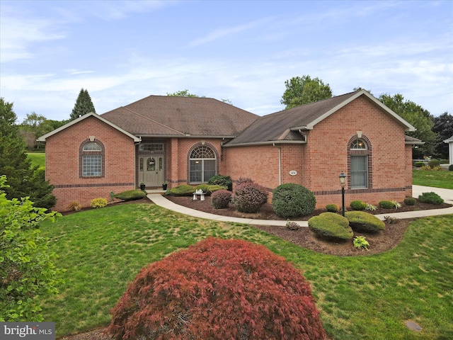 single story home featuring a front lawn