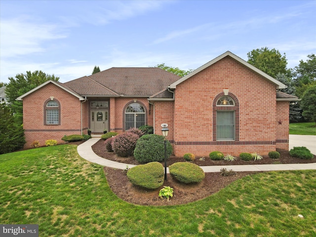 single story home with a front lawn