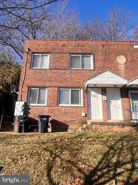 view of front facade featuring brick siding and a front lawn