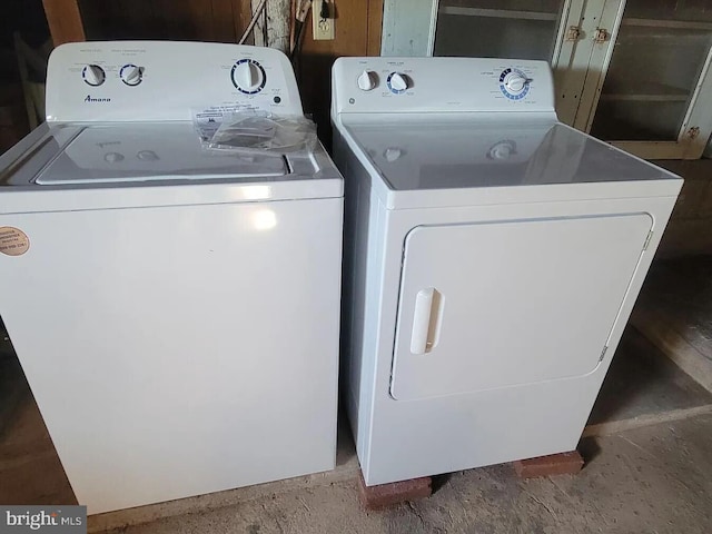 clothes washing area featuring washing machine and dryer