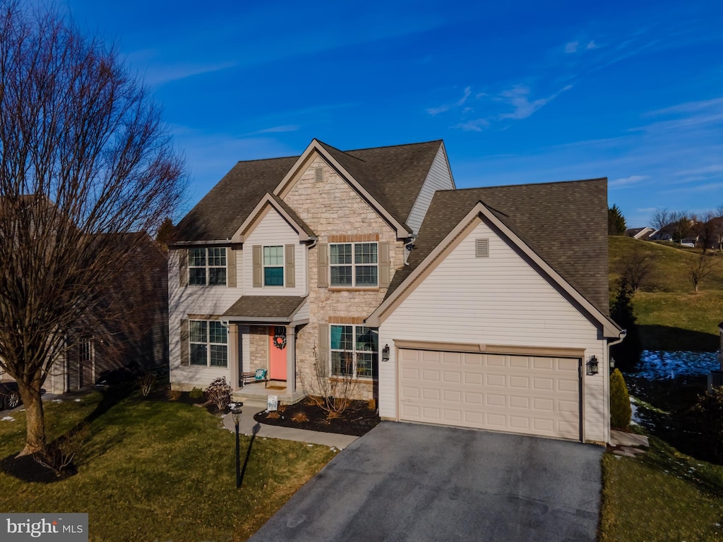 view of front of property featuring a front yard