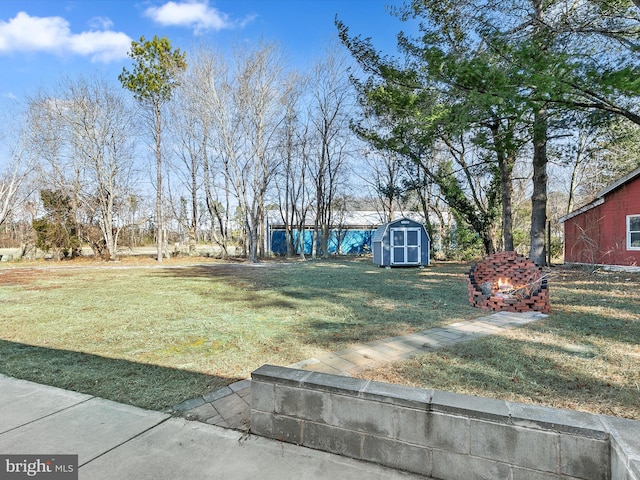 view of yard featuring a shed