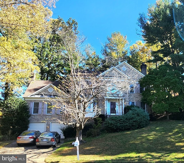 view of front facade featuring a garage and a front yard