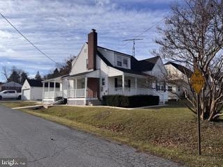 view of front facade featuring a front lawn and a porch