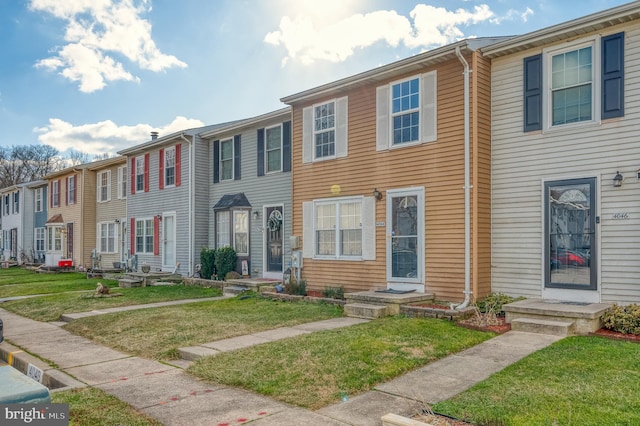 townhome / multi-family property featuring a front yard