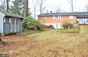 view of yard with a storage shed