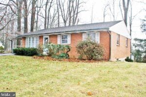 single story home featuring a front lawn