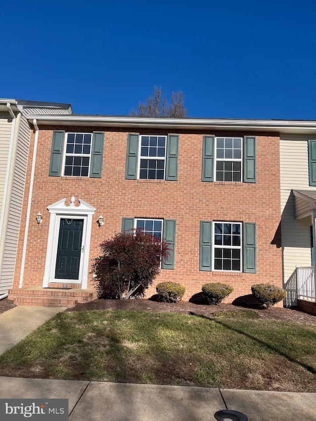 view of front facade featuring a front lawn