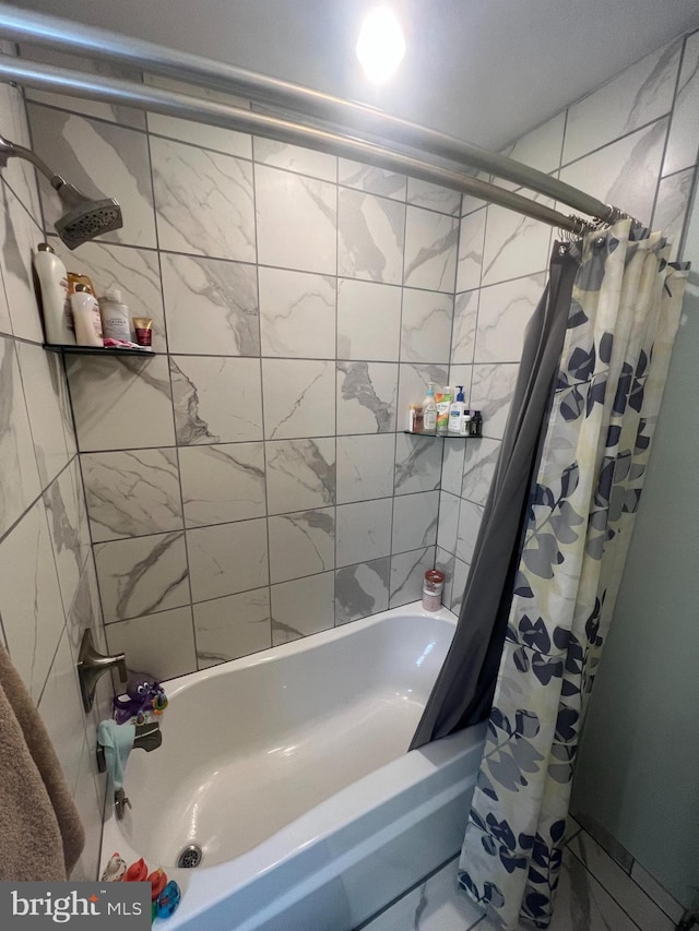 bathroom featuring shower / bath combo