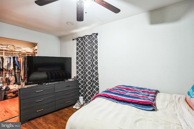 bedroom with dark wood-style floors, a closet, and a ceiling fan