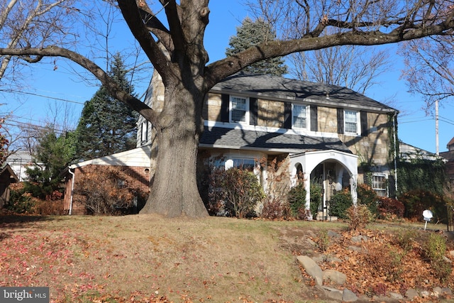 view of front of property featuring a front lawn