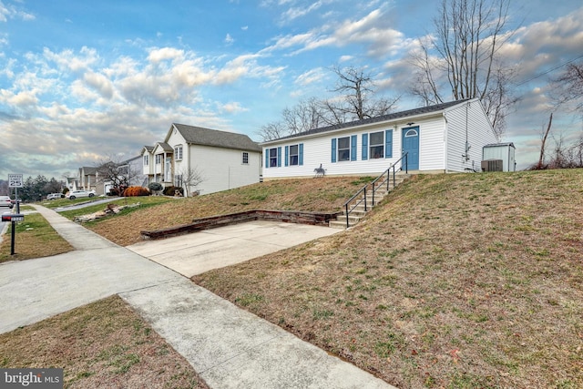 view of front of property featuring a front lawn