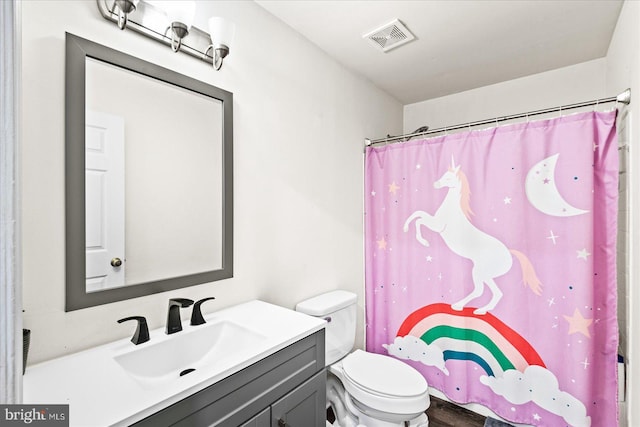 bathroom with a shower with shower curtain, vanity, and toilet