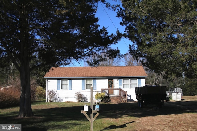 ranch-style home featuring a front lawn