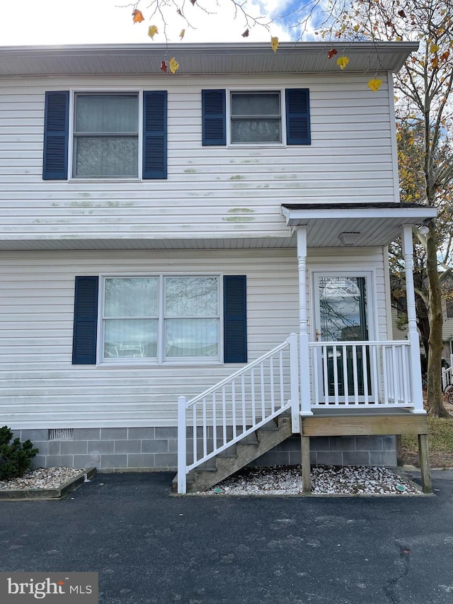 view of front facade featuring crawl space