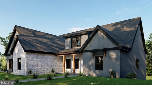 view of front of property featuring a front lawn