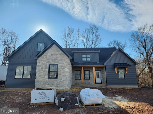 view of modern farmhouse style home