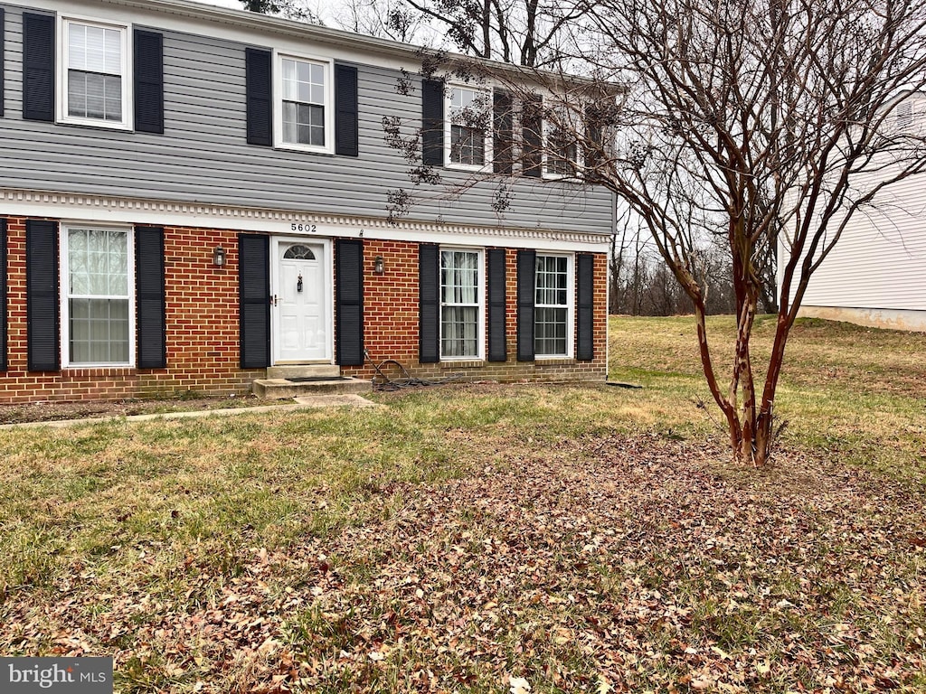 view of front of house featuring a front lawn