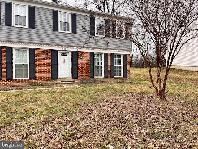 view of front of house featuring a front lawn