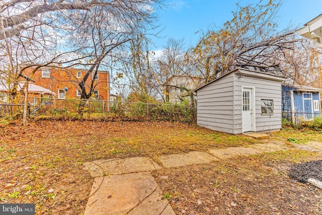 view of yard featuring a shed