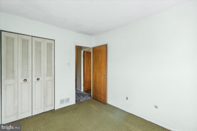 unfurnished bedroom with carpet flooring and a closet