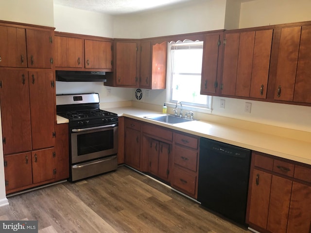 kitchen with hardwood / wood-style floors, dishwasher, sink, and gas range