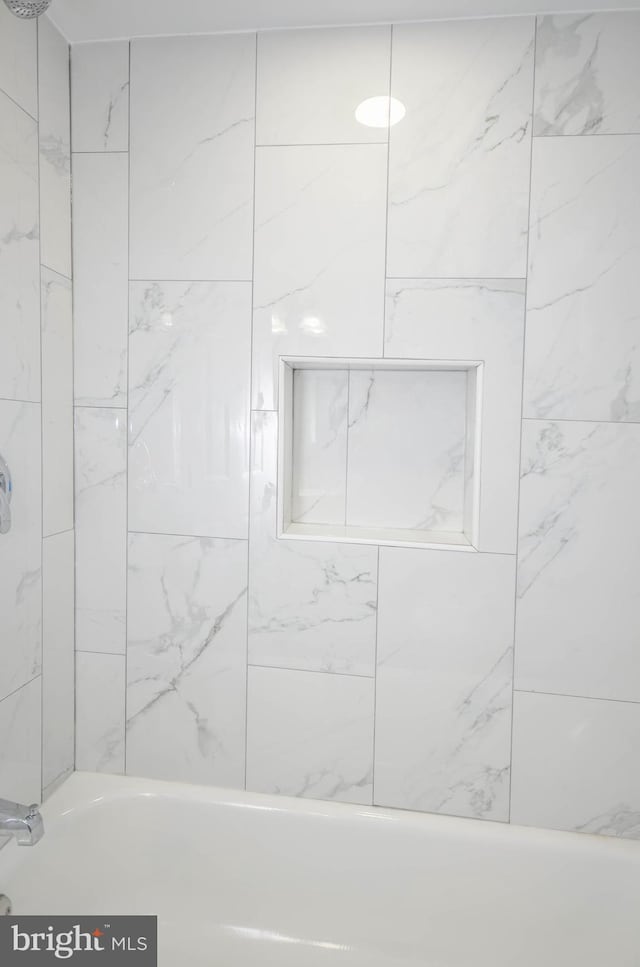 bathroom featuring tiled shower / bath combo