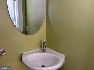 bathroom featuring sink