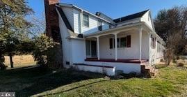 view of front of property featuring a front lawn and a porch