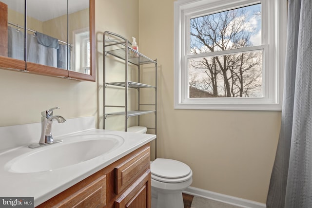 bathroom with a shower with curtain, vanity, and toilet