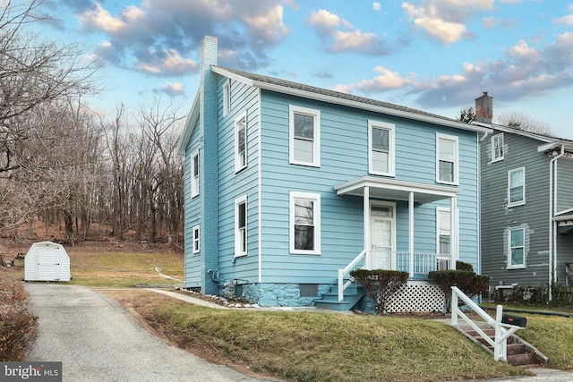 front of property featuring a front lawn