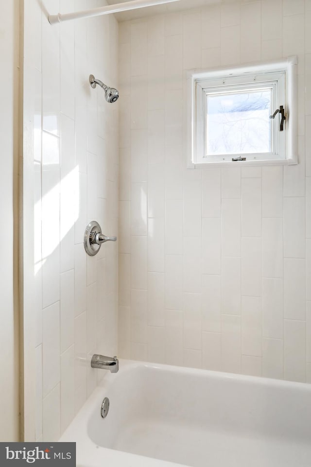 bathroom with tiled shower / bath combo