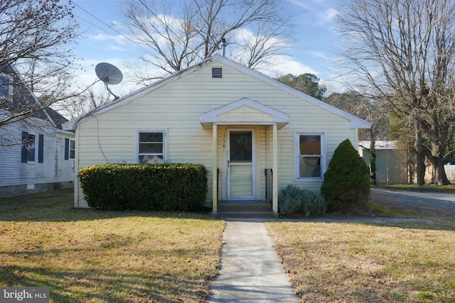 bungalow-style house featuring a front lawn