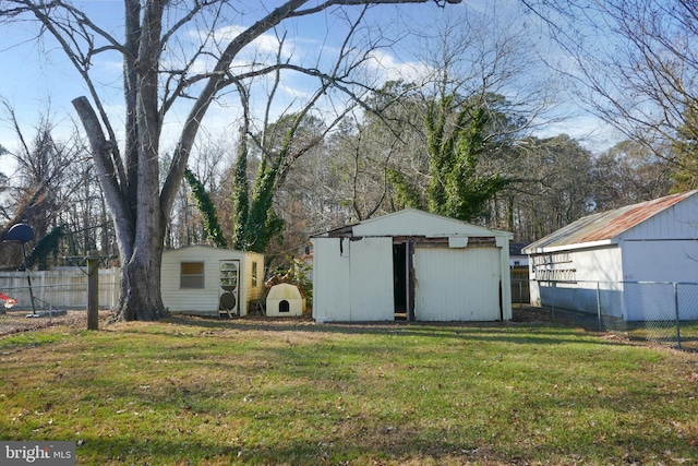 view of yard with a storage shed