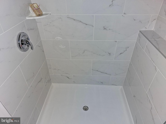 bathroom with a tile shower