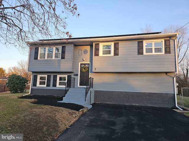 split foyer home featuring a front lawn