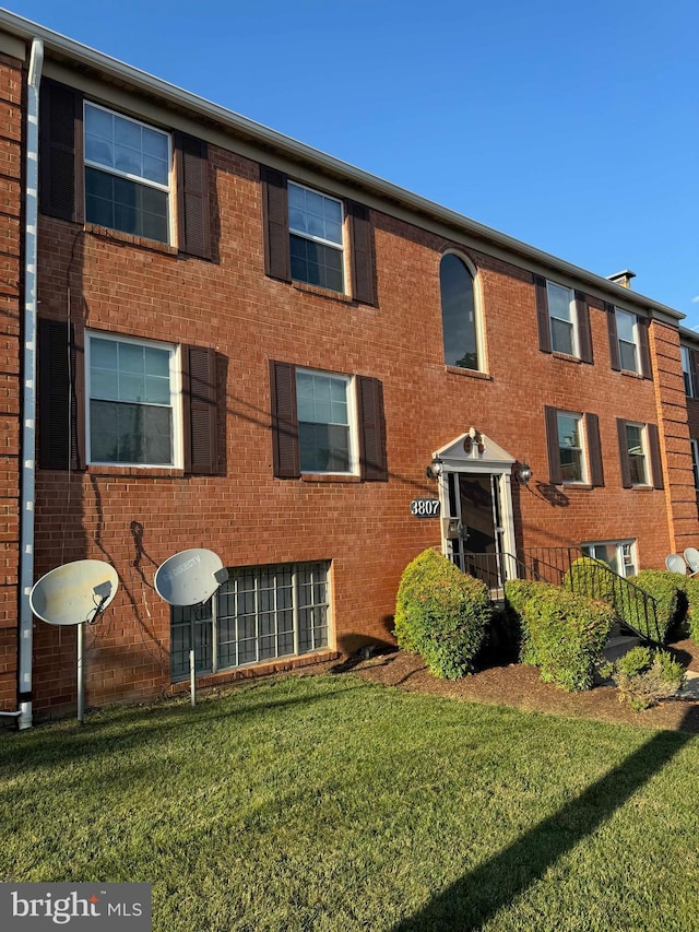 view of front facade featuring a front yard