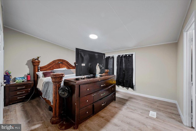 2612 Oakwood Ct, East Stroudsburg, PA 18302 - bedroom featuring light hardwood / wood-style flooring