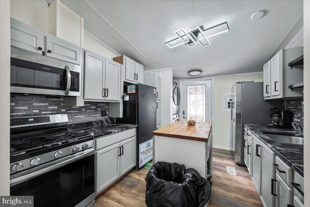 2612 Oakwood Ct, East Stroudsburg, PA 18302 - kitchen featuring white cabinets, appliances with stainless steel finishes, and backsplash
