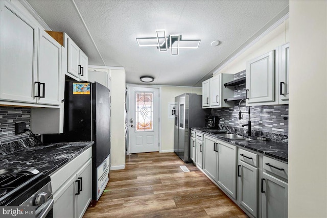 2612 Oakwood Ct, East Stroudsburg, PA 18302 - kitchen featuring hardwood / wood-style floors, appliances with stainless steel finishes, a textured ceiling, and sink