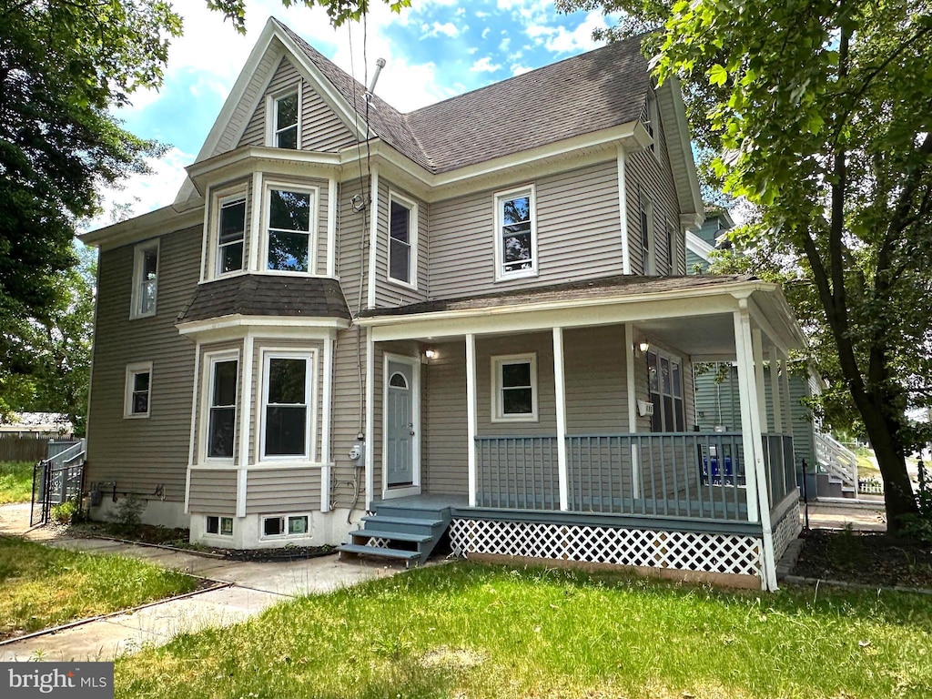 view of front facade with a front lawn and a porch