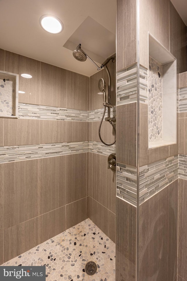 bathroom featuring a tile shower