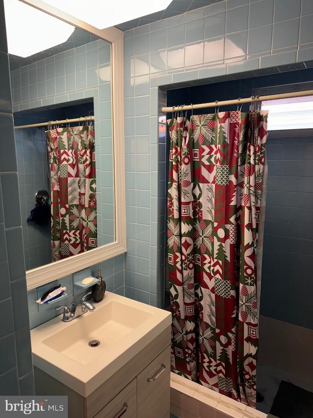 bathroom featuring a shower with shower curtain and vanity