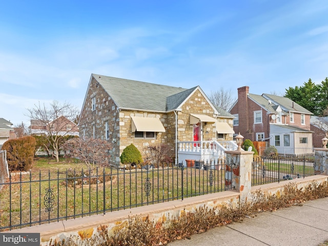 view of front of home featuring a front yard